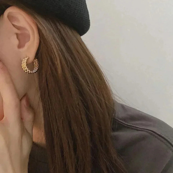 Minimalist Gold 3 Layer Twist Chain Hoop Earrings - Picture 4 of 8